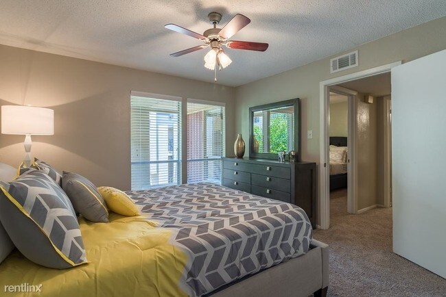 Building Photo - 2 br, 1 bath Apartment - 2012 Taxco Rd # 2 B8