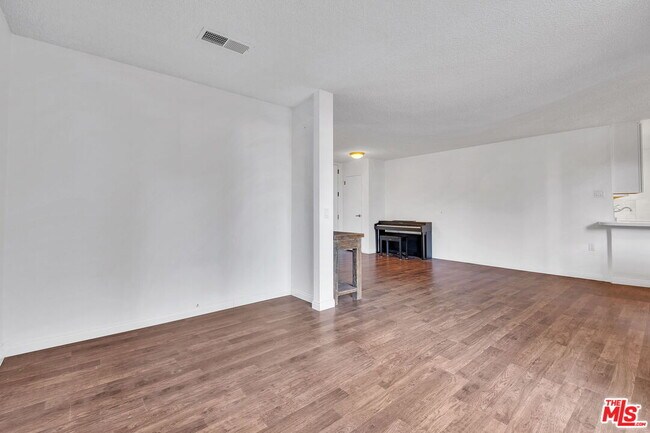 Foto del edificio - 100 S Doheny Dr