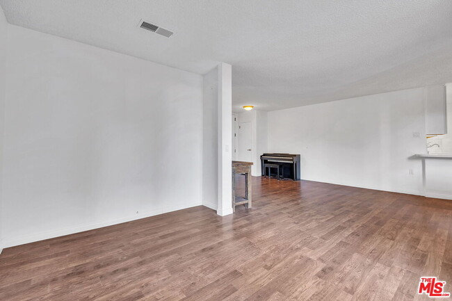 Building Photo - 100 S Doheny Dr