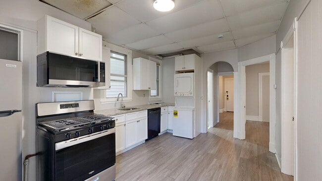 Building Photo - 346 Chelsea St