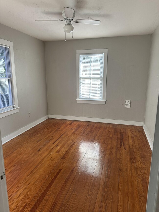 Building Photo - 322 W 8th Ave