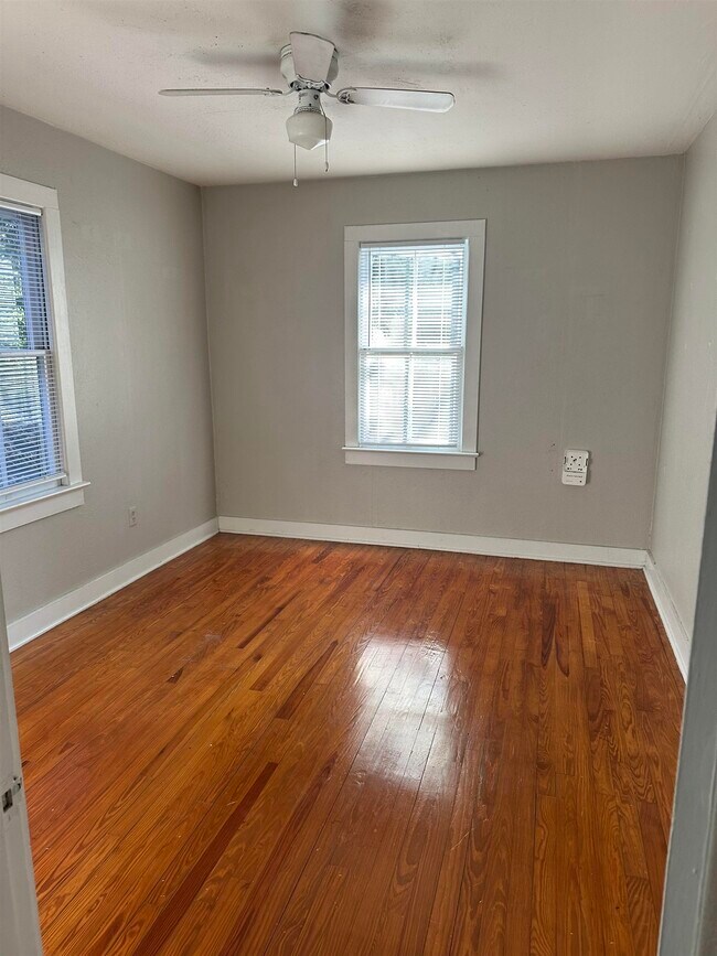 Foto del edificio - 322 W 8th Ave