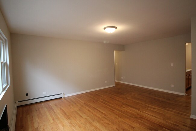 Living Room - 1644 W Morse Ave