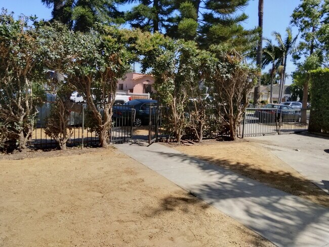 Foto del edificio - 2741 S Rimpau Blvd