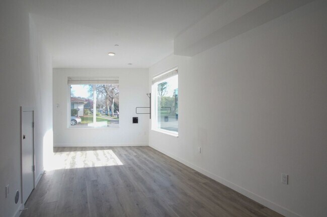 Foto del edificio - Stylish 2-Bedroom Townhouse in St John's R...