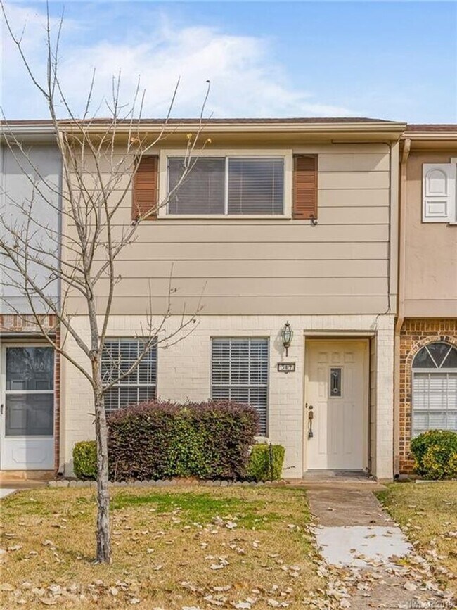 Building Photo - Cute Townhome - close to EVERYTHING