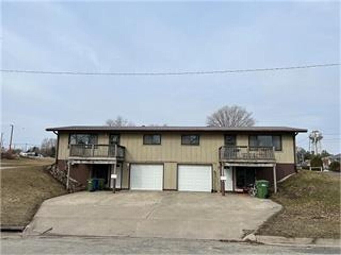 Primary Photo - For Rent: Updated 2 Bedroom, 1.5 Bath Town...