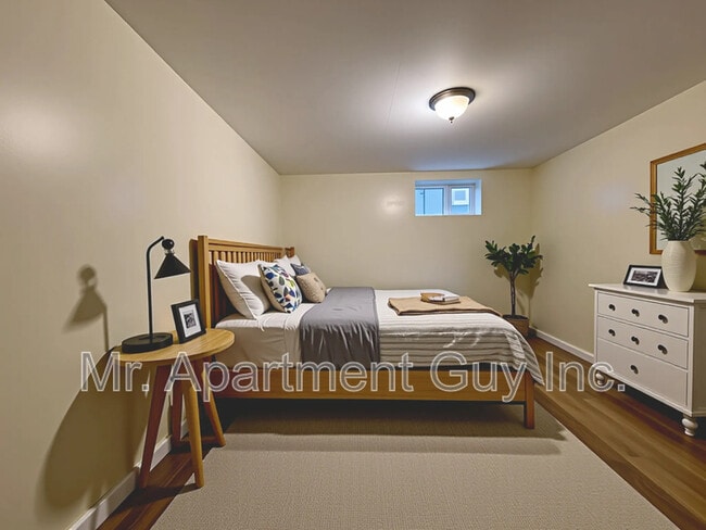 Building Photo - 323 Queenston Rd