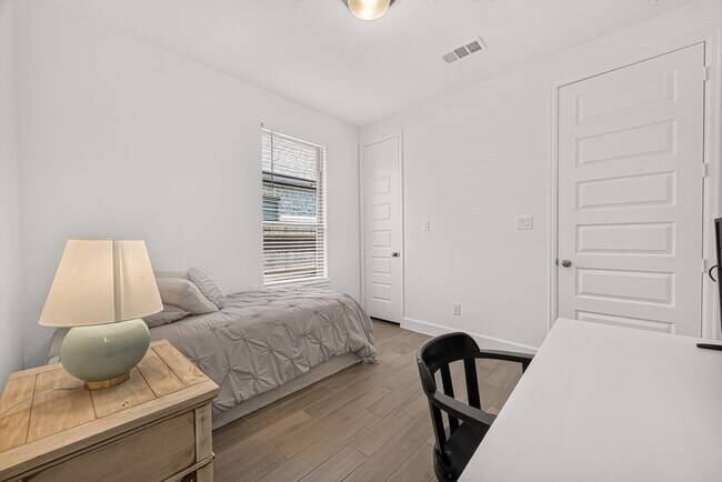 Building Photo - 427 Mulberry Creek St