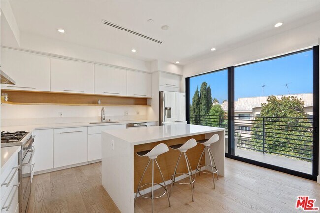 Foto del edificio - 820 S Sherbourne Dr