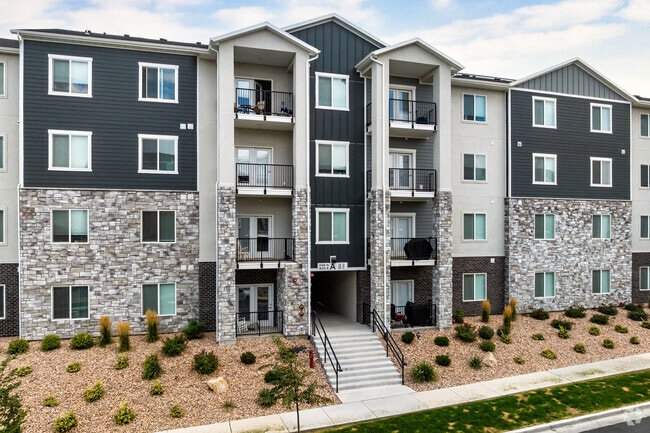 Entrada del edificio - Ridgeline Parkway Apartments