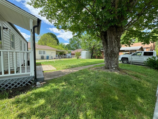 Building Photo - Cute 2 Bed 1 Bath House on Corner Lot