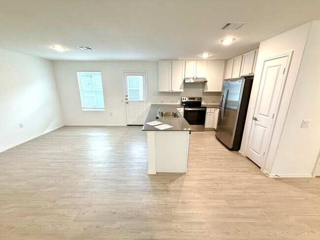 Building Photo - **APPLICATION RECEIVED** AVAILABLE NOW! 4 ...