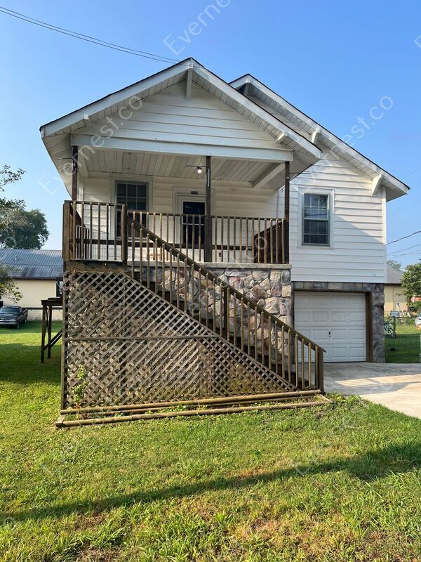 Primary Photo - 208 W 9th St