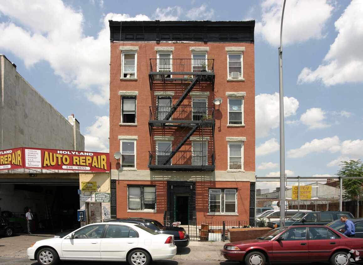 Building Photo - 639 Union St
