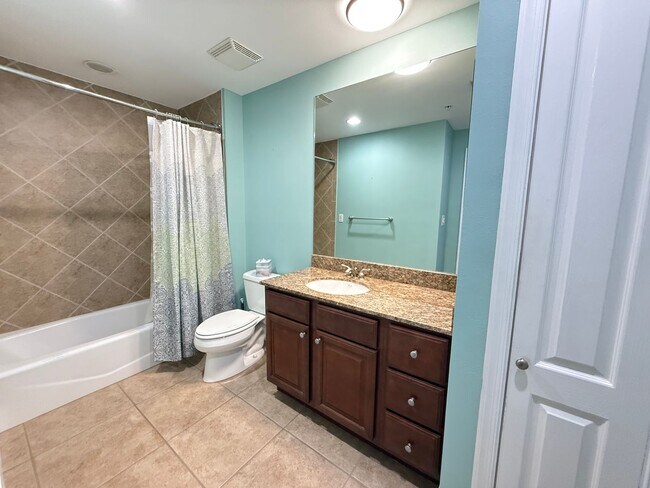 Building Photo - Spacious 2/2 Condo with Waterview in River...