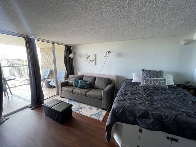 Foto del edificio - Fully Furnished Studio with Great Views in...