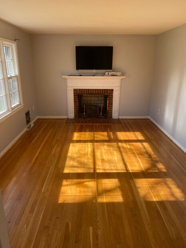Foto del edificio - 242 White Pine Dr