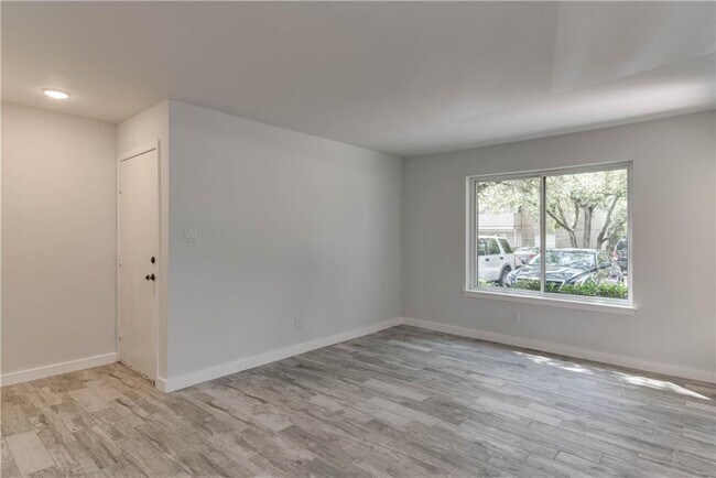 Foto del edificio - 8210 Bent Tree Rd