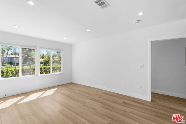 Foto del edificio - 11671 Chandler Blvd