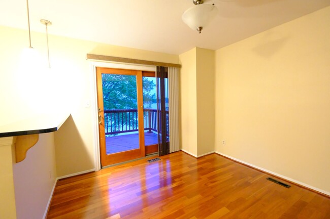 Building Photo - Lovely 3 BR/2 BA Townhome in Pasadena!