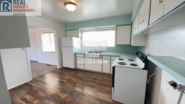Building Photo - One level living with 3 bedrooms, 2 bathro...