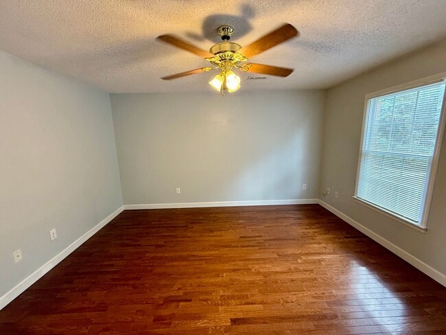 Building Photo - Worry free living, brick condo in Jonesborough!
