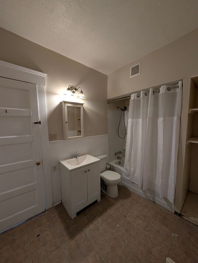 Building Photo - 3801 Mapledale Ave