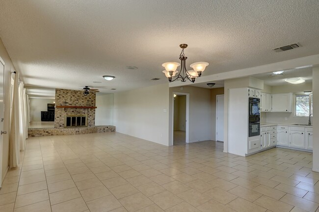 Building Photo - 236 N Valley View Dr