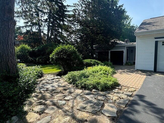 Foto del edificio - 135 Oakcrest Dr