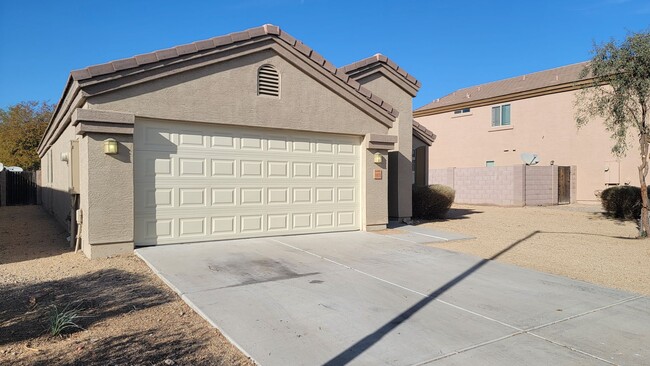 Foto del edificio - 4 bedroom in Goodyear!  All tile!