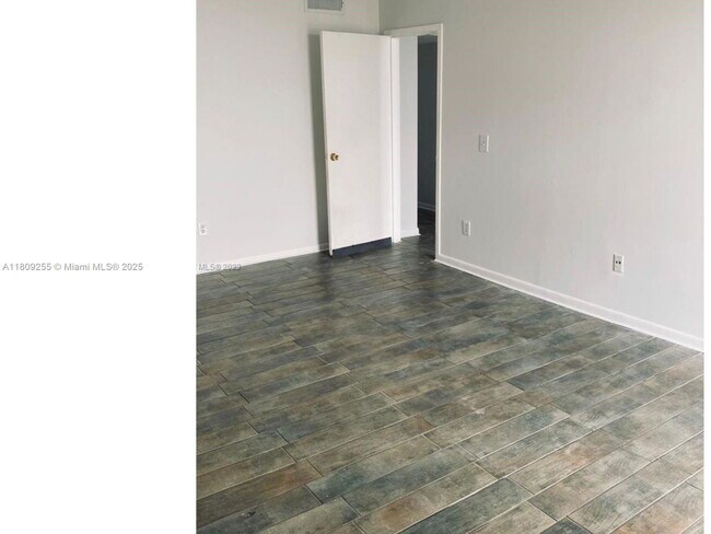 Foto del edificio - 2350 NE 135th St