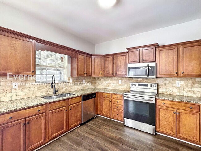 Building Photo - 6004 Park View Dr