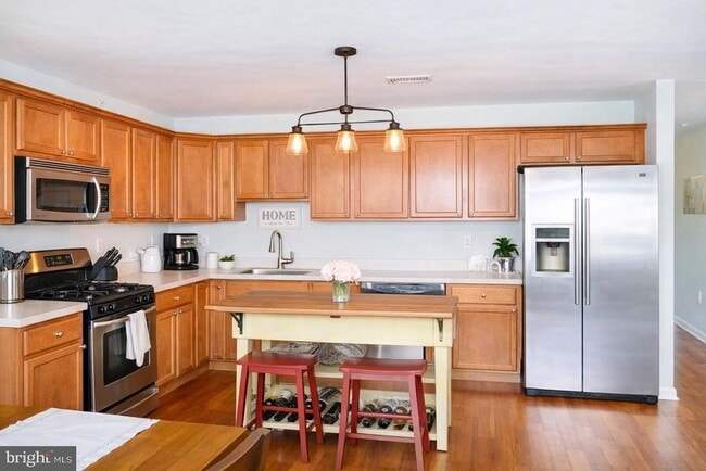 Building Photo - 102 Red Bud Ln