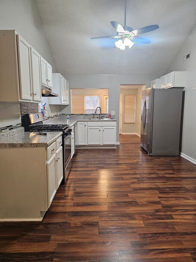 Building Photo - 3 bedroom 2 bathroom for rent!