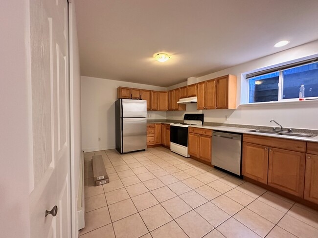 Building Photo - 1613 Salal Cres