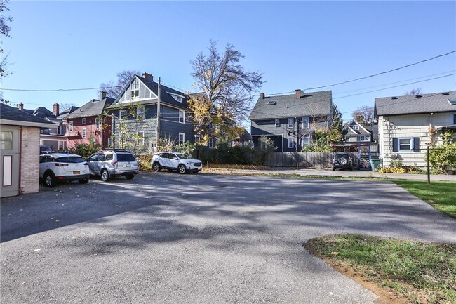 Foto del edificio - 739 University Ave