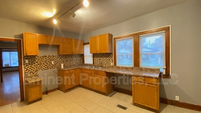 Building Photo - 444 W 98th St