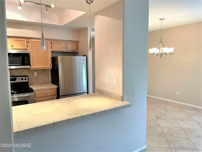 Foto del edificio - 6655 N Canyon Crest Dr