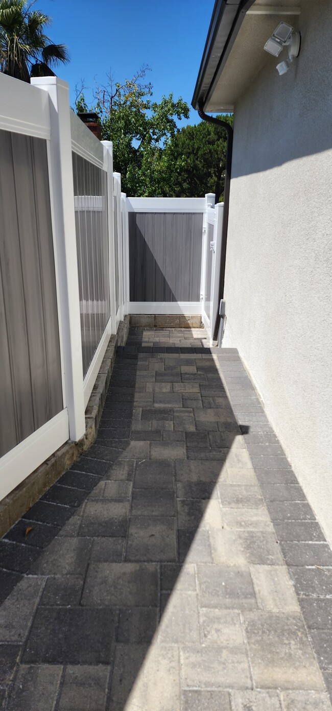 Walkway to main house. - 3352 Brookhill St