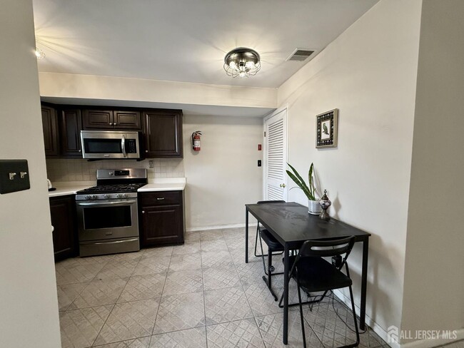 Building Photo - 17 Florida Grove Rd