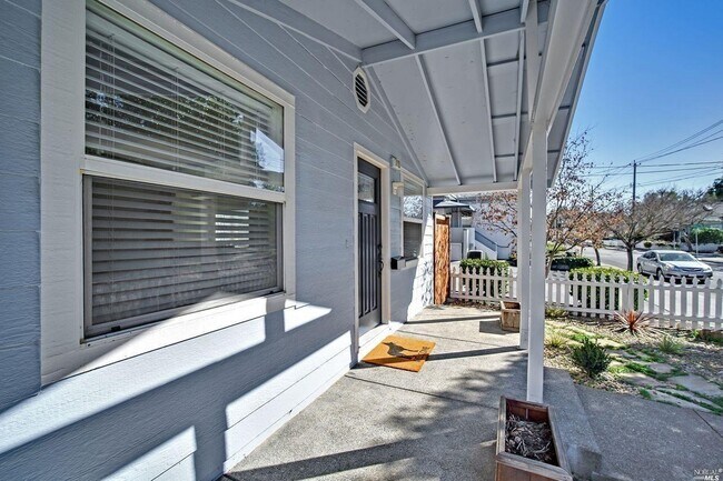 Building Photo - 712 Davis St