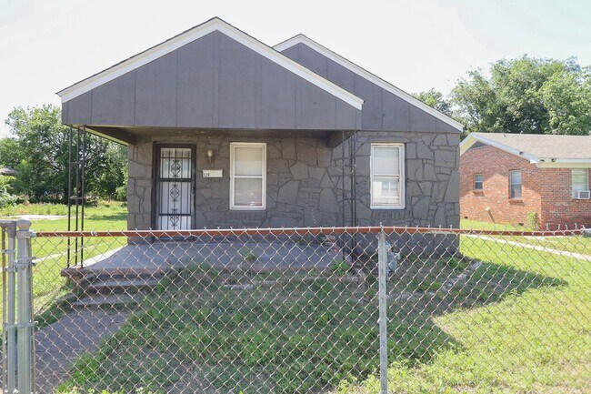 Foto del edificio - Stunning 3 Bed 2 Bath In Quiet Neighborhood