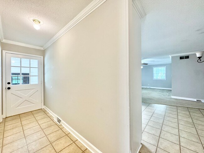 Building Photo - 4 Bedroom Home On Quiet Road With Screened...