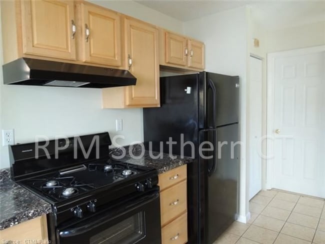 Building Photo - Sunny Townhouse Style in East Rock