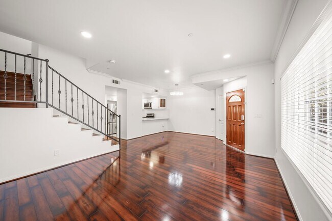 Building Photo - 715 E Angeleno Ave