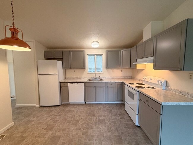 Building Photo - ~Great Updated 3 Bedroom Home in Green~