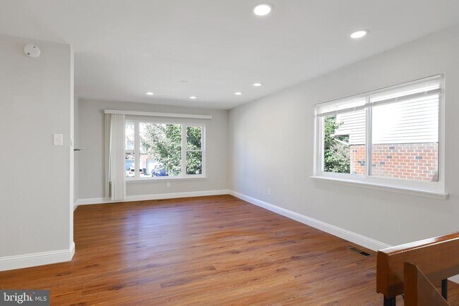 Foto del edificio - 9331 Neil Rd