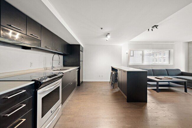 Building Photo - 350 Blvd. De Maisonneuve Ouest