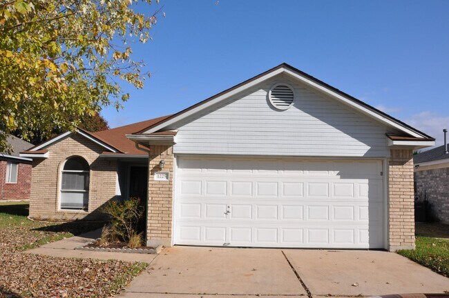Building Photo - 3 Bedroom 2 Bath in Heatherwild
